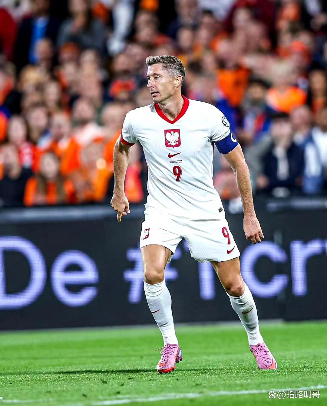 包含莱万多夫斯基在曼联比赛中赛况扑朔迷离，惊险取胜引发热议！的词条